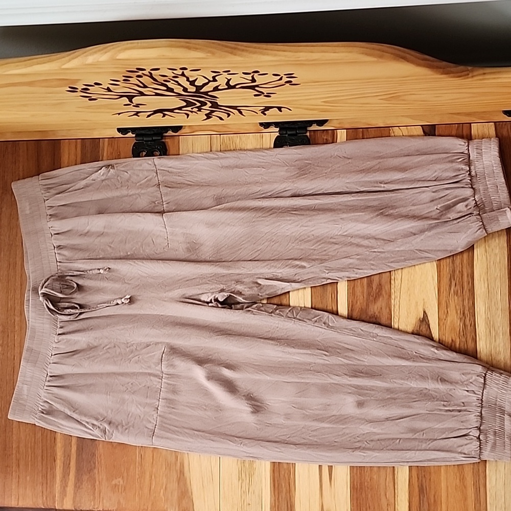 Boutique neutral joggers size Large EUC!